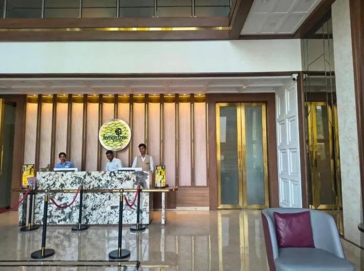The reception of the Lemon Tree hotel visited by students